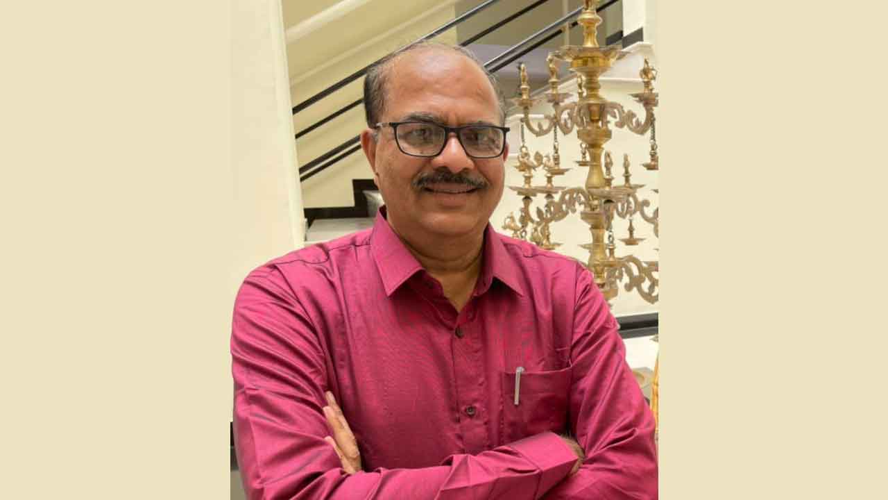 ప్రముఖ న్యాయవాద రచయిత జింబోకు పీహెచ్‌డీ పట్టా