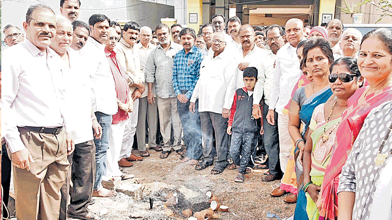 బస్తీల్లో కమ్యూనిటీ హాళ్లు నిర్మిస్తాం