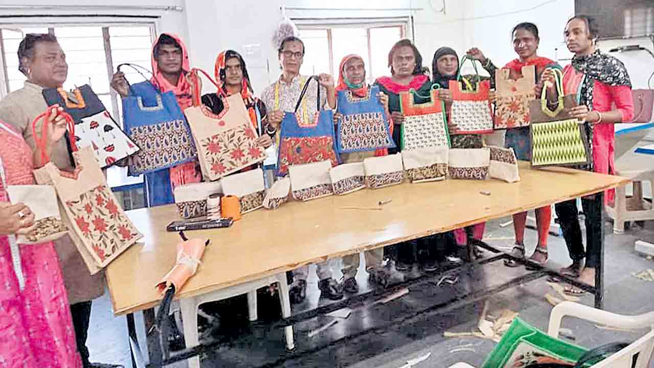 అవహేళనను దాటుకొని..ఆత్మగౌరవ బావుటా