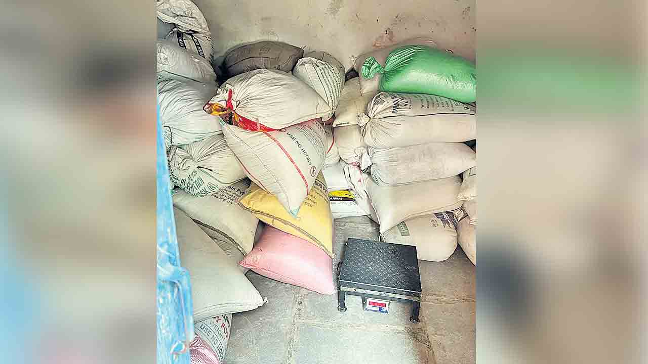 17 క్వింటాళ్ల రేషన్‌ బియ్యం పట్టివేత