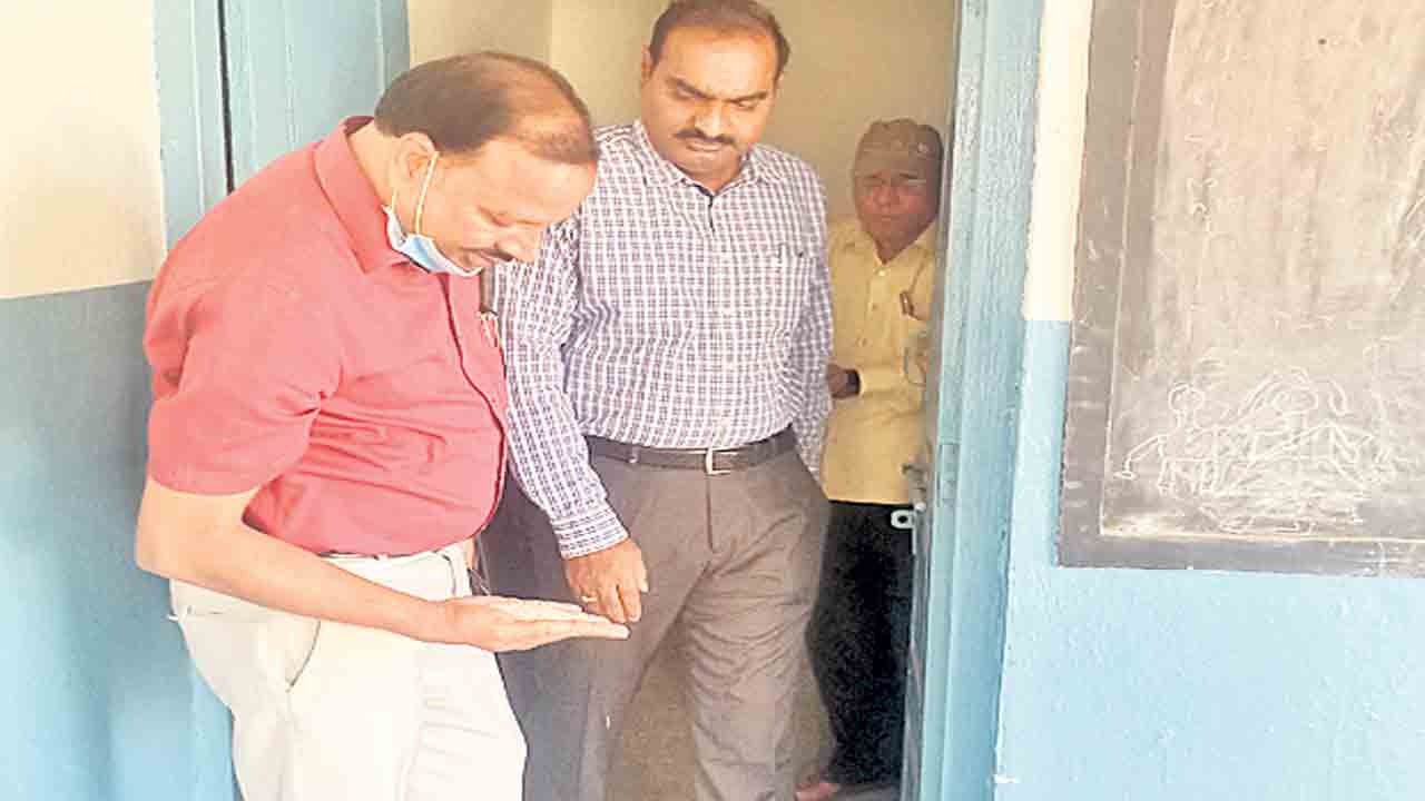 మధ్యాహ్నన భోజనంలో పురుగుల అన్నం