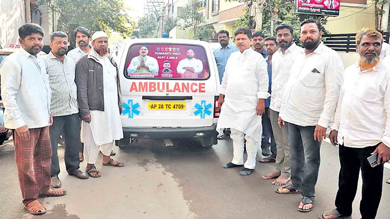 గిఫ్ట్‌ ఏ స్మైల్‌ స్ఫూర్తితో.. రాజీవ్‌గాంధీనగర్‌కు అంబులెన్స్‌