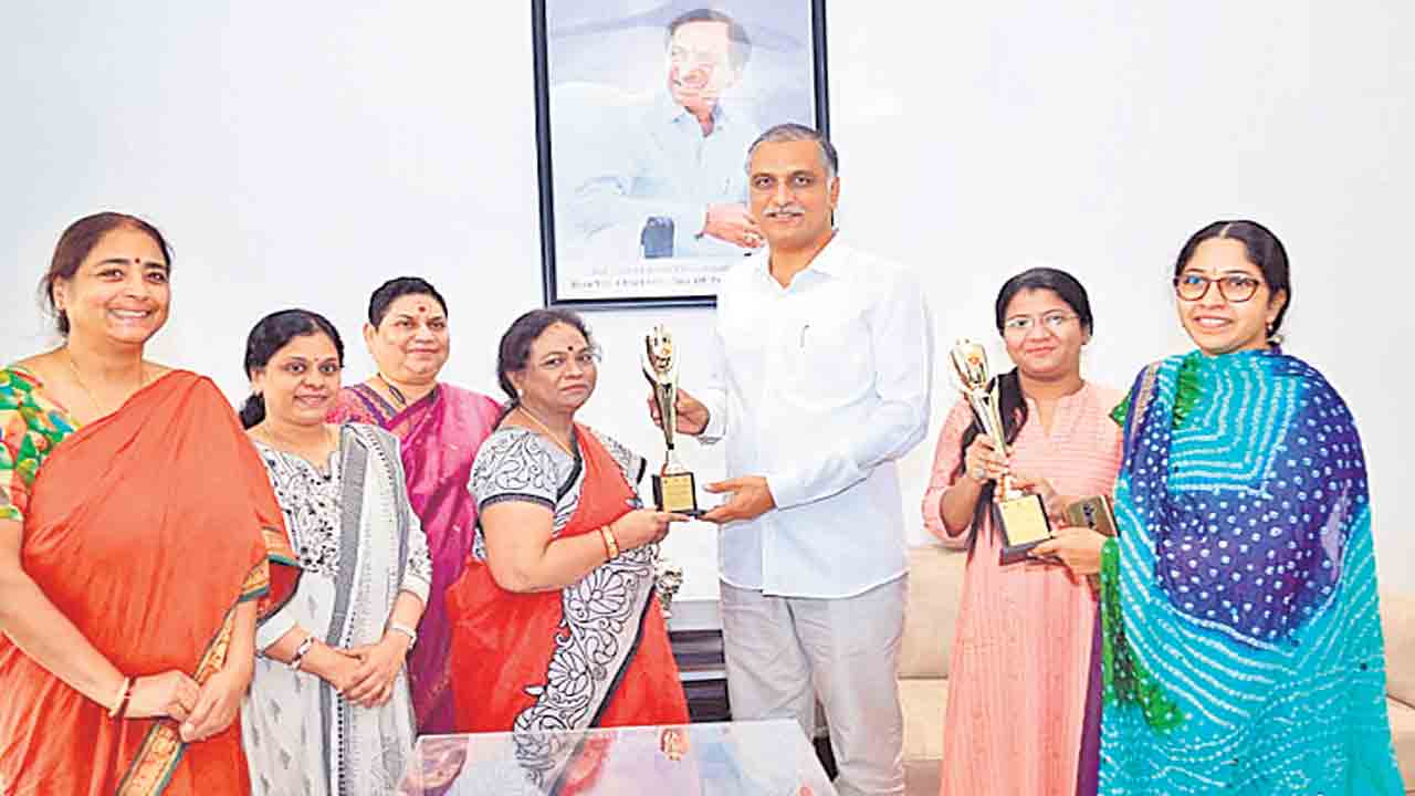 మంత్రి హరీశ్రావును కలిసిన వైద్యుల బృందం