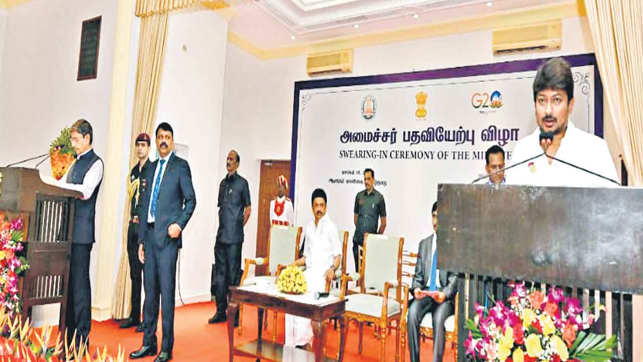 మంత్రిగా స్టాలిన్‌ కుమారుడి ప్రమాణం