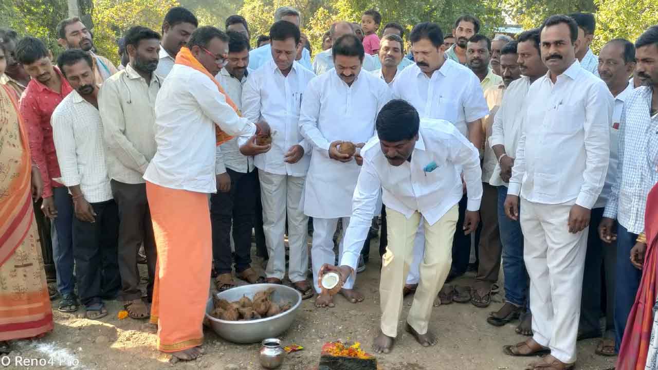 రోడ్ల అభివృద్ధికి అధిక ప్రాధాన్యం