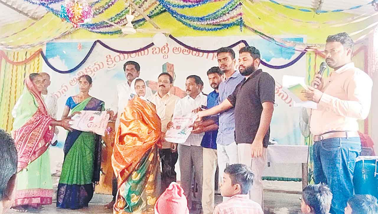 క్రైస్తవులకు గిఫ్ట్‌ ప్యాక్‌ల పంపిణీ