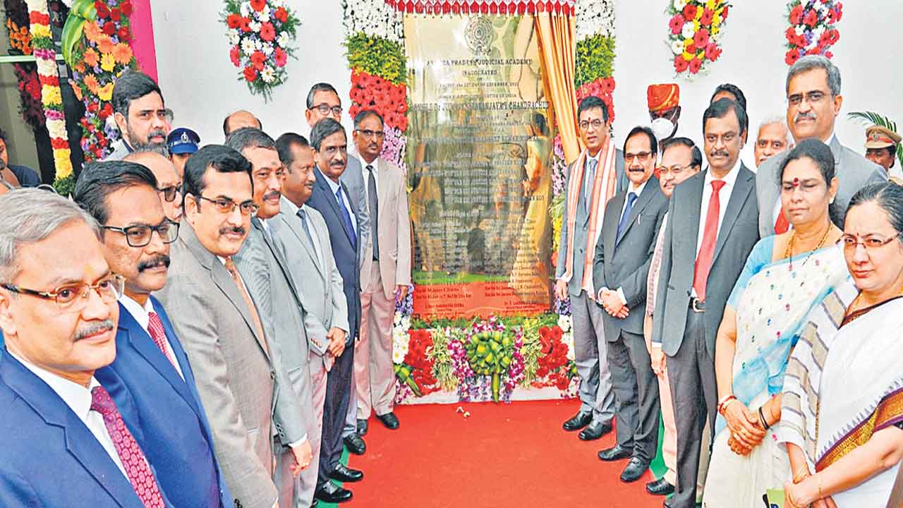 తీర్పుల నాణ్యతకు ప్రాధాన్యం ఇవ్వాలి