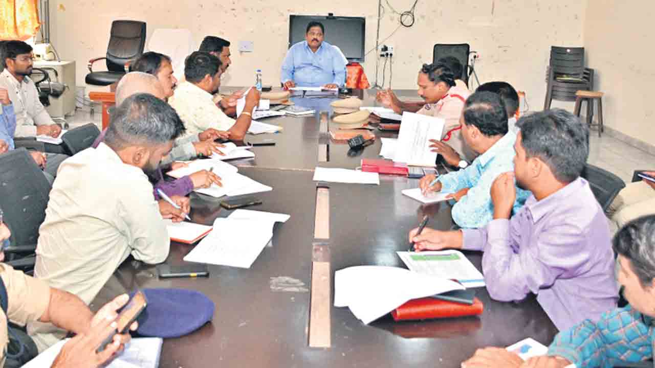 రోడ్డు ప్రమాదాలను నివారించాలి