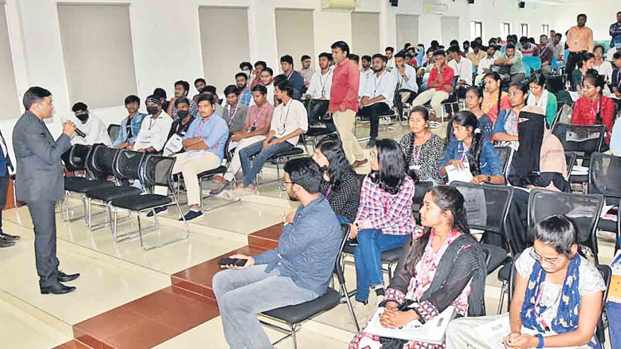 విదేశీ విద్య ఉజ్వల భవిష్యత్తుకు పెట్టుబడి