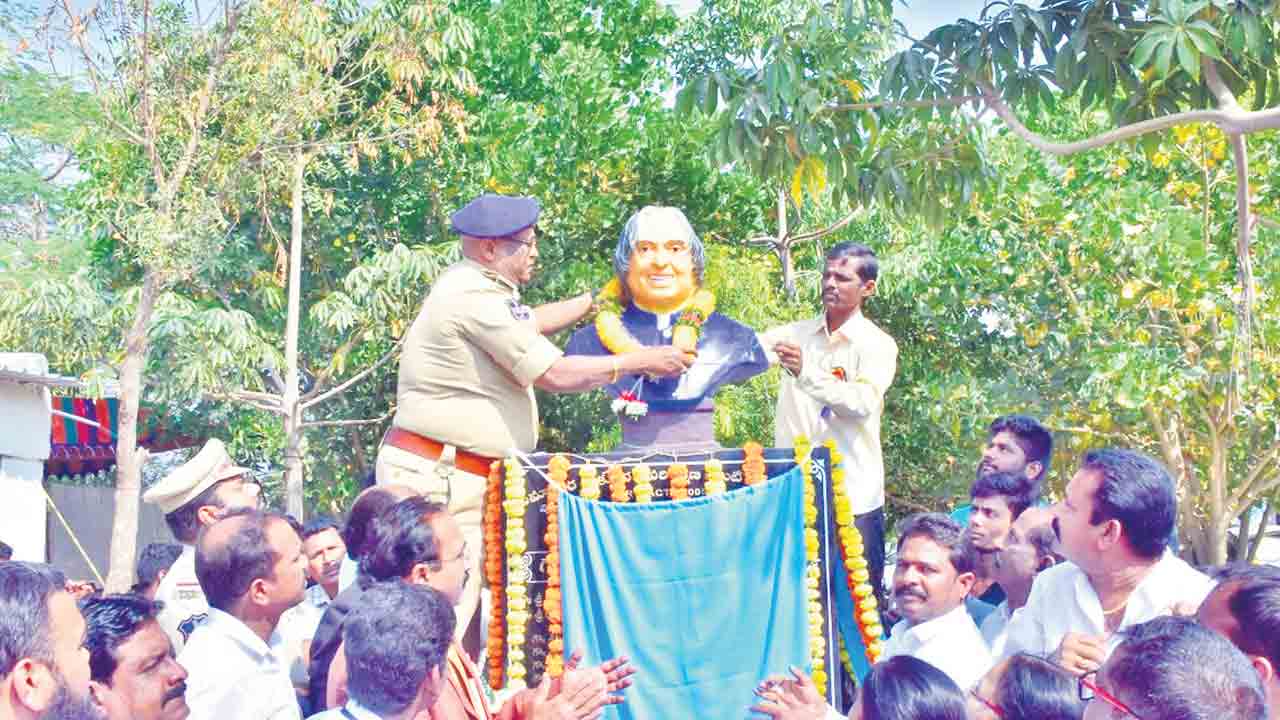 యువత అబ్దుల్‌ కలాంను ఆదర్శంగా తీసుకోవాలి