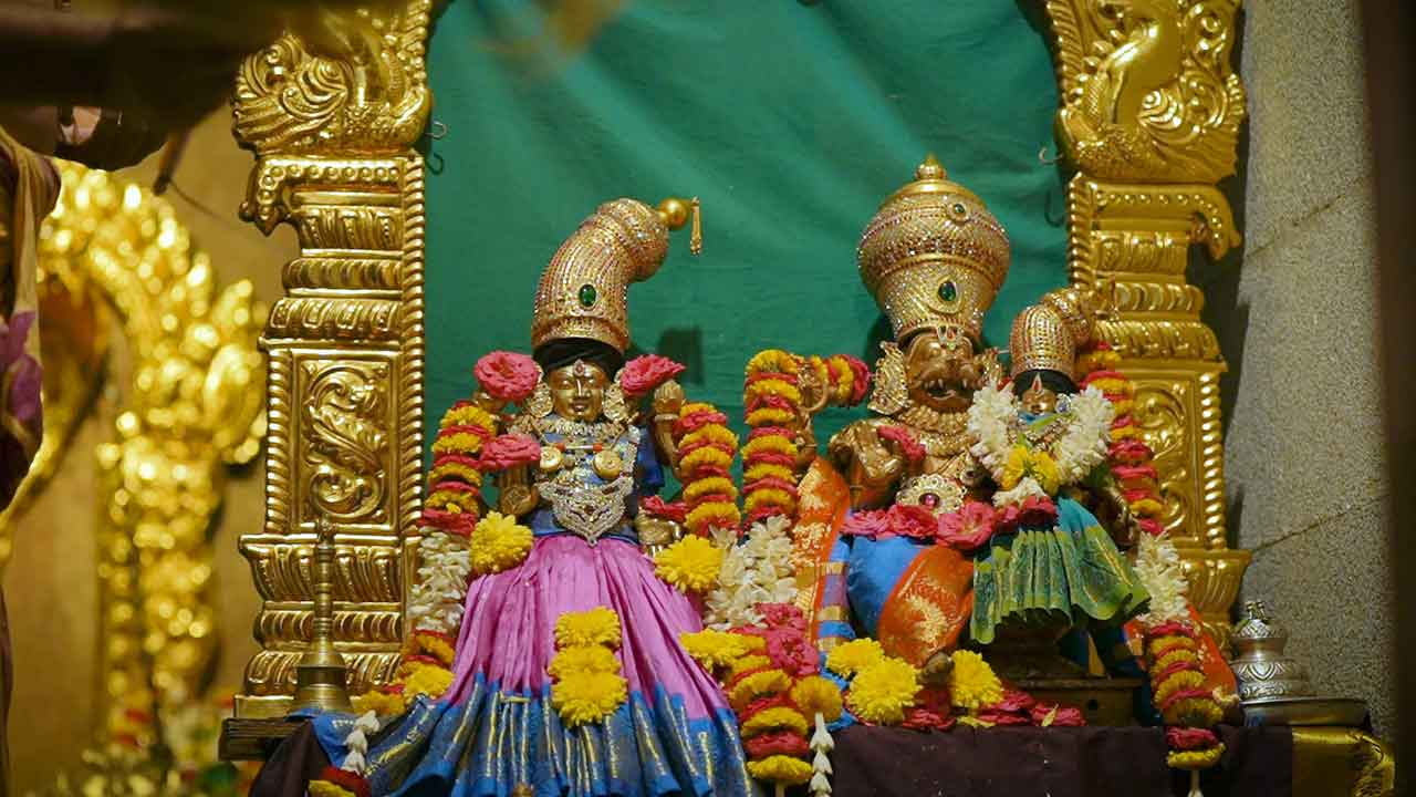 లక్ష్మీనారసింహుడికి తిరువీధి సేవ