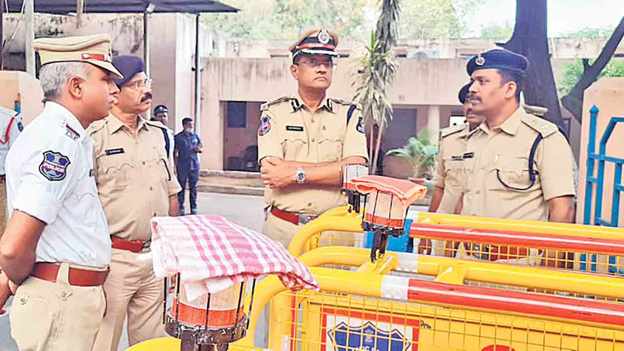 22 యాక్సిడెంట్ల స్పాట్‌లలో రాత్రి పూట బారికేడ్లు