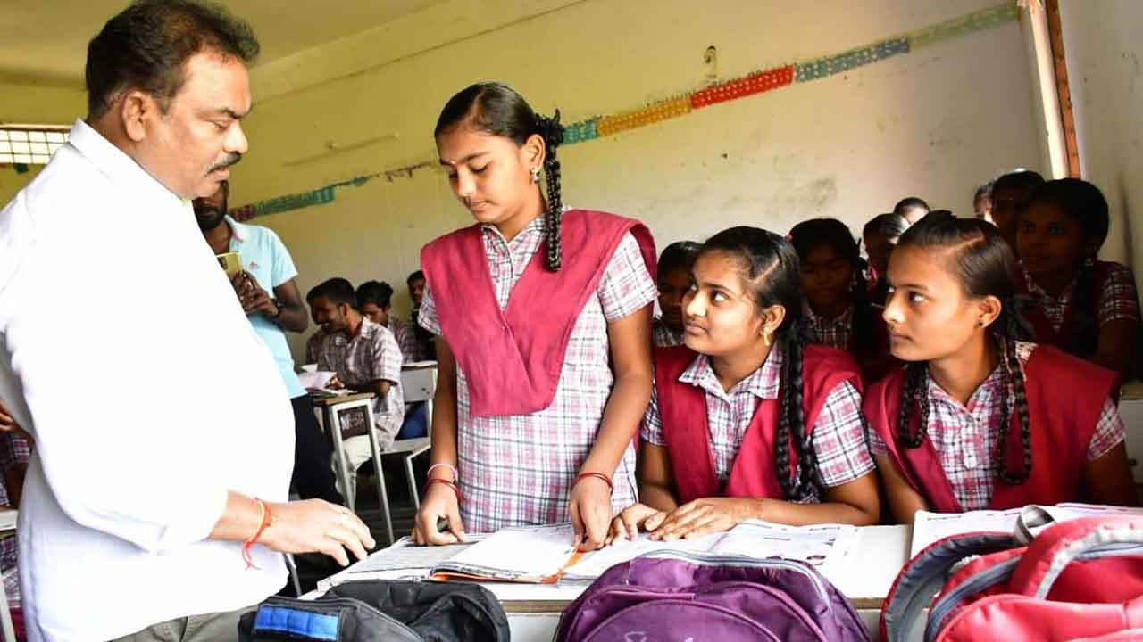 టీచర్‌గా మారి.. పాఠాలు బోధించి