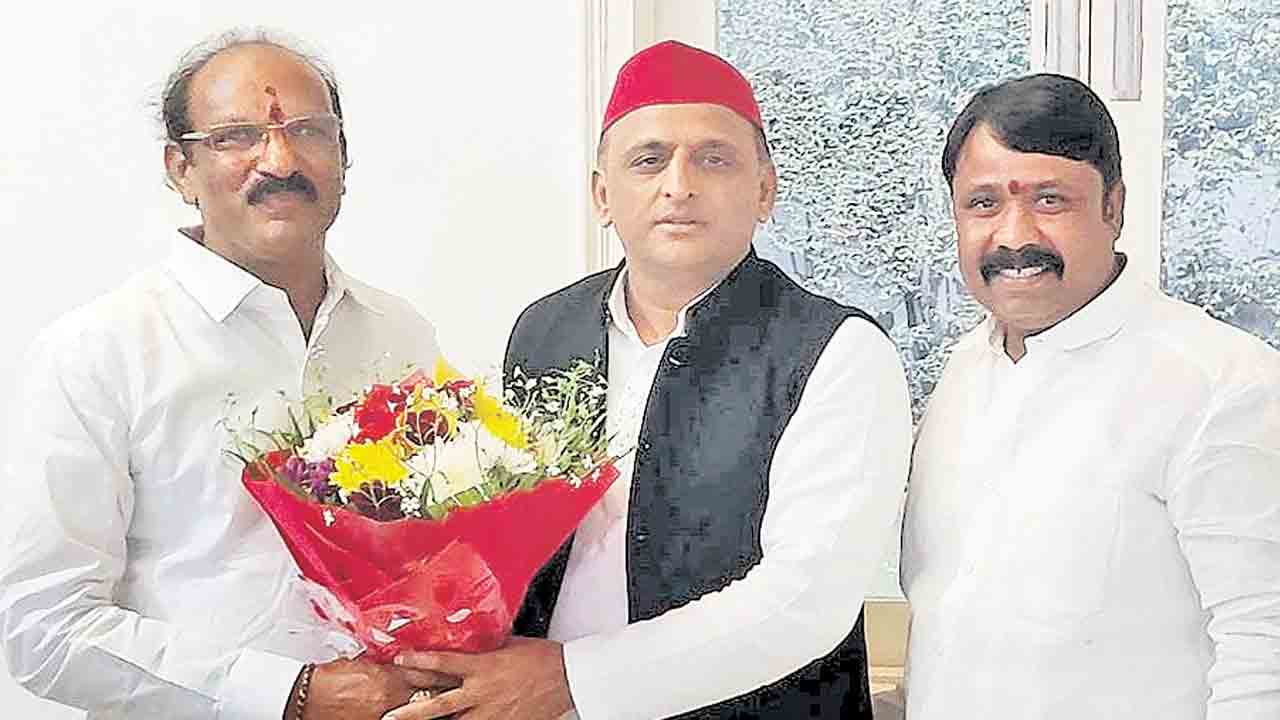 అఖిలేశ్‌ యాదవ్‌ను కలిసిన బీరయ్య యాదవ్‌