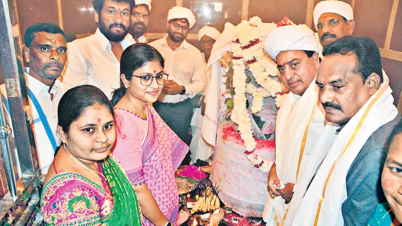 నాగోబాకు మంత్రి అల్లోల పూజలు