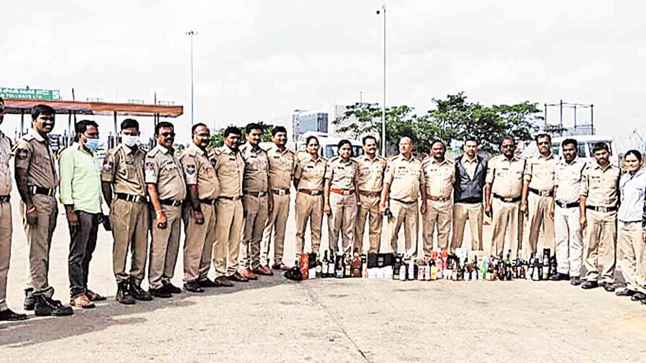అనుమతి లేని మద్యం బాటిళ్లు స్వాధీనం