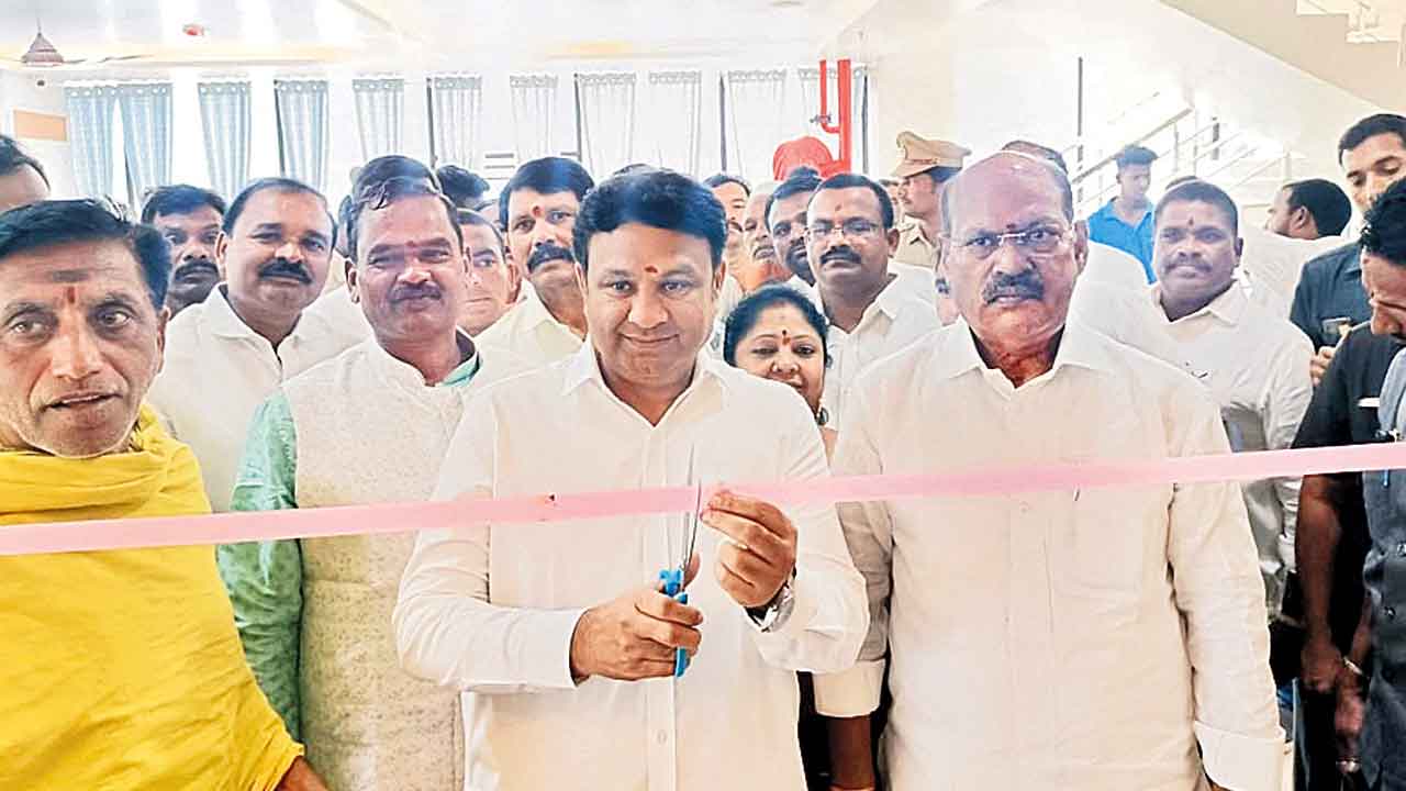 నగరంలో లహరి ఇంటర్నేషనల్‌ హోటల్‌