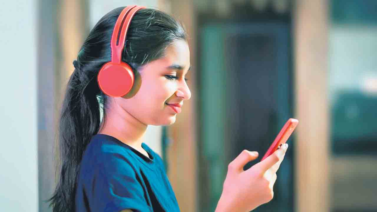 వినోదం మాటున చెవికి చేటొద్దు