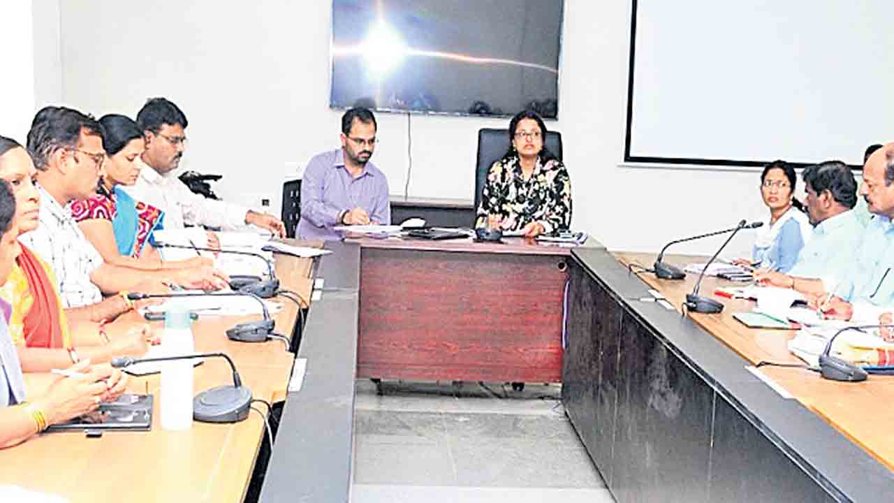 ప్రైవేట్‌ స్థలాల్లో ఉన్న నర్సరీలను వారం రోజుల్లో ప్రభుత్వ స్థలాల్లోకి మార్చాలి