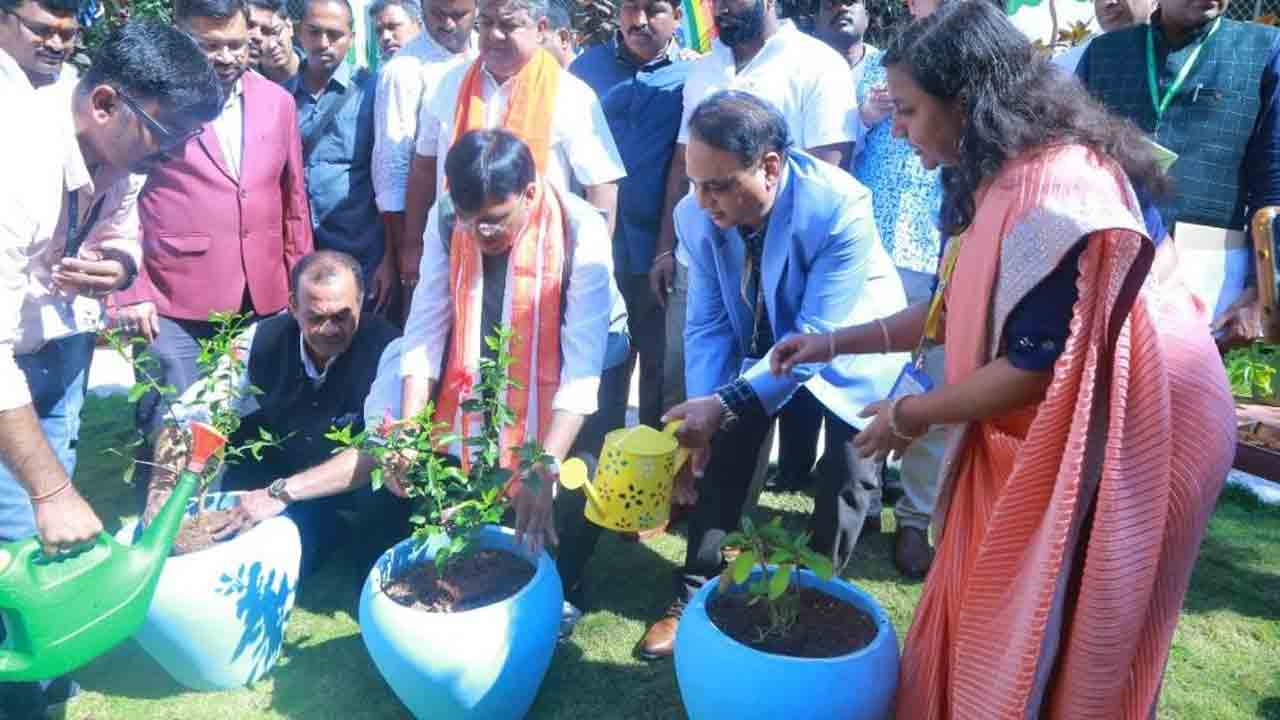 ఎయిమ్స్‌ను సందర్శించిన కేంద్ర మంత్రి మన్సుఖ్‌