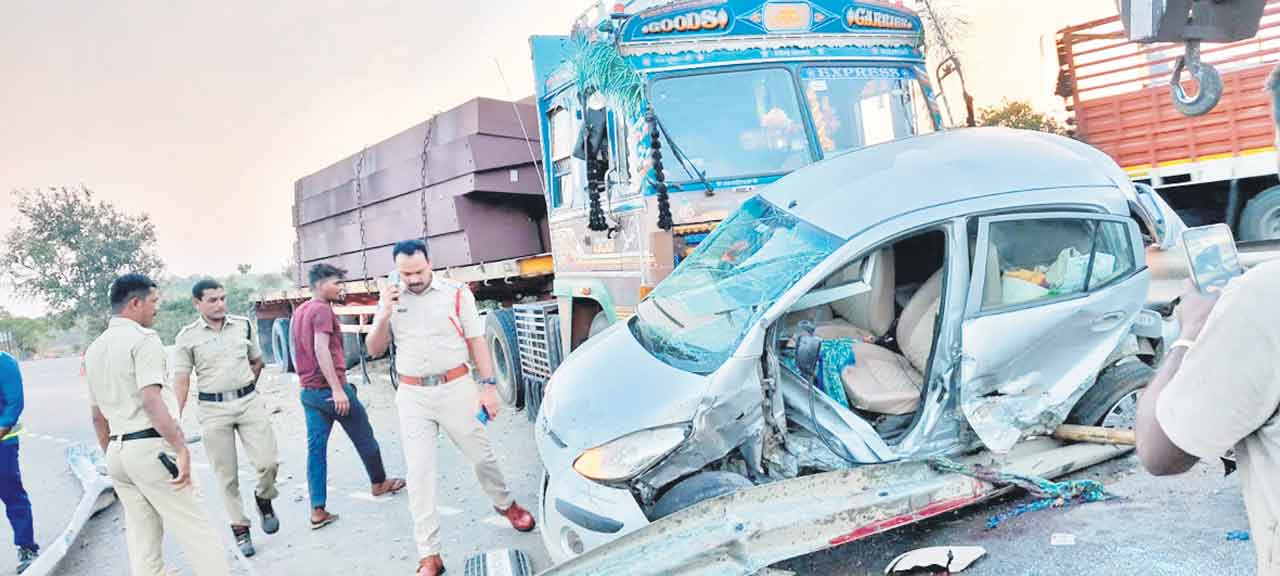 కారు, లారీ ఢీకొని ఒకరి మృతి