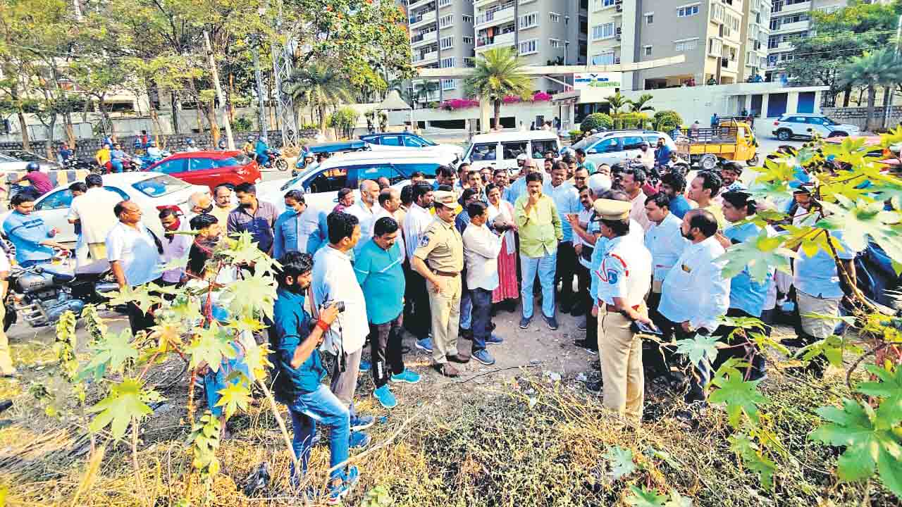 హౌసింగ్‌బోర్డు స్థలం కబ్జాకు యత్నం..!