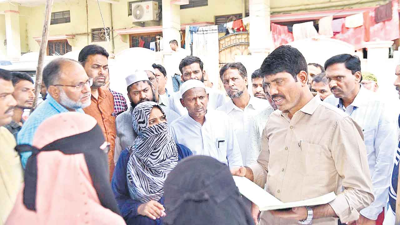 ఇతర ప్రాంతాలకు వెళ్లిన ఓటర్ల వివరాలు తెలుసుకోవాలి