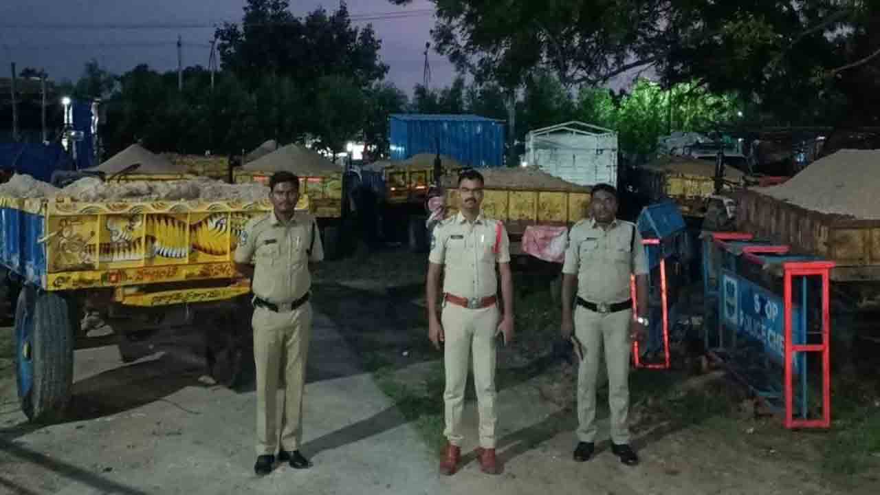 ఎనిమిది ఇసుక ట్రాక్టర్ల పట్టివేత