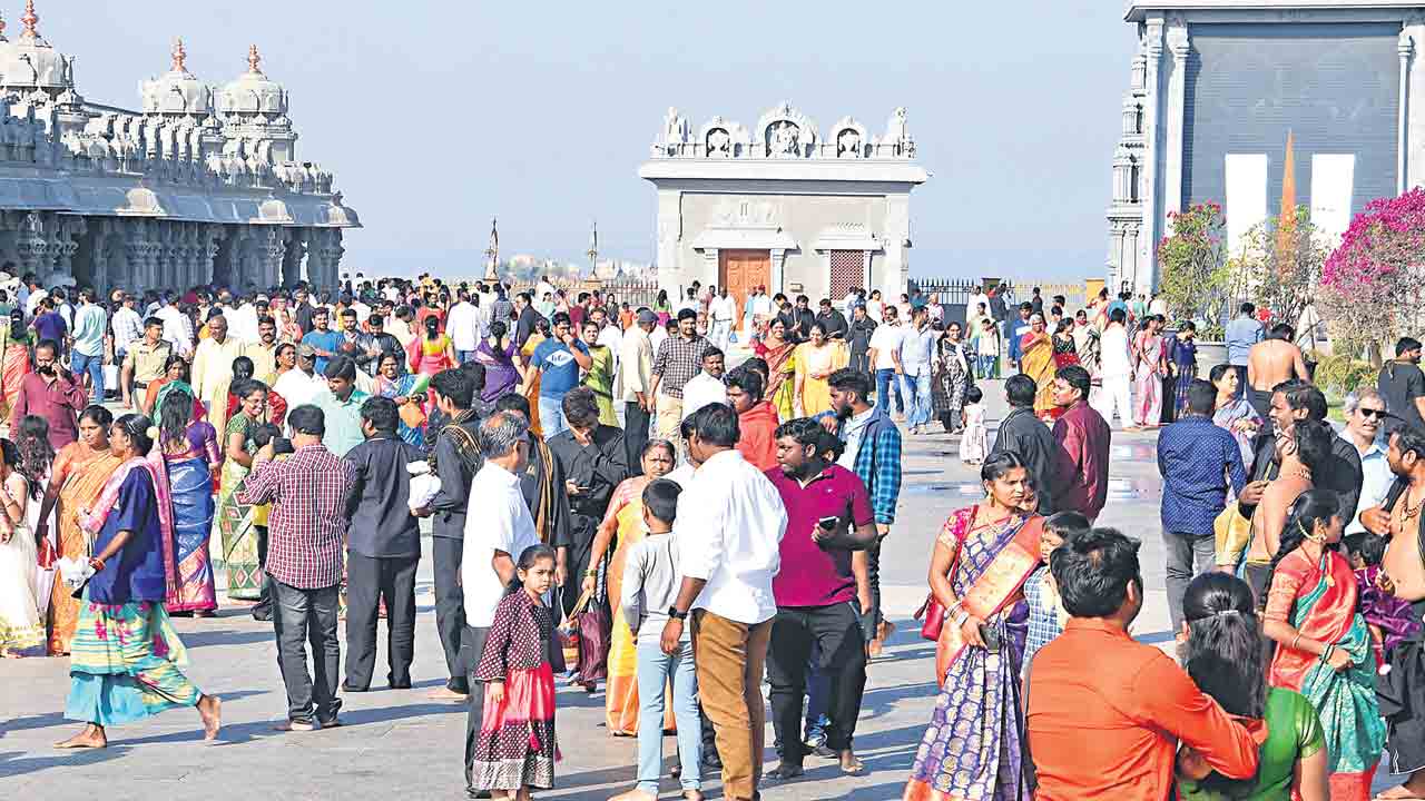 భక్తజన సంద్రంగా యాదగిరిగుట్ట