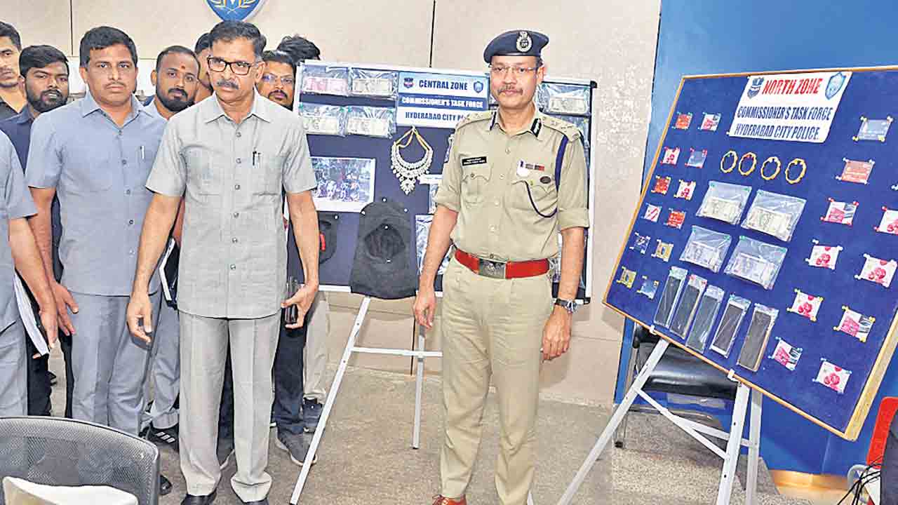 కళ్లల్లో కారం చల్లి ఆభరణాలు ఎత్తుకెళ్లి..