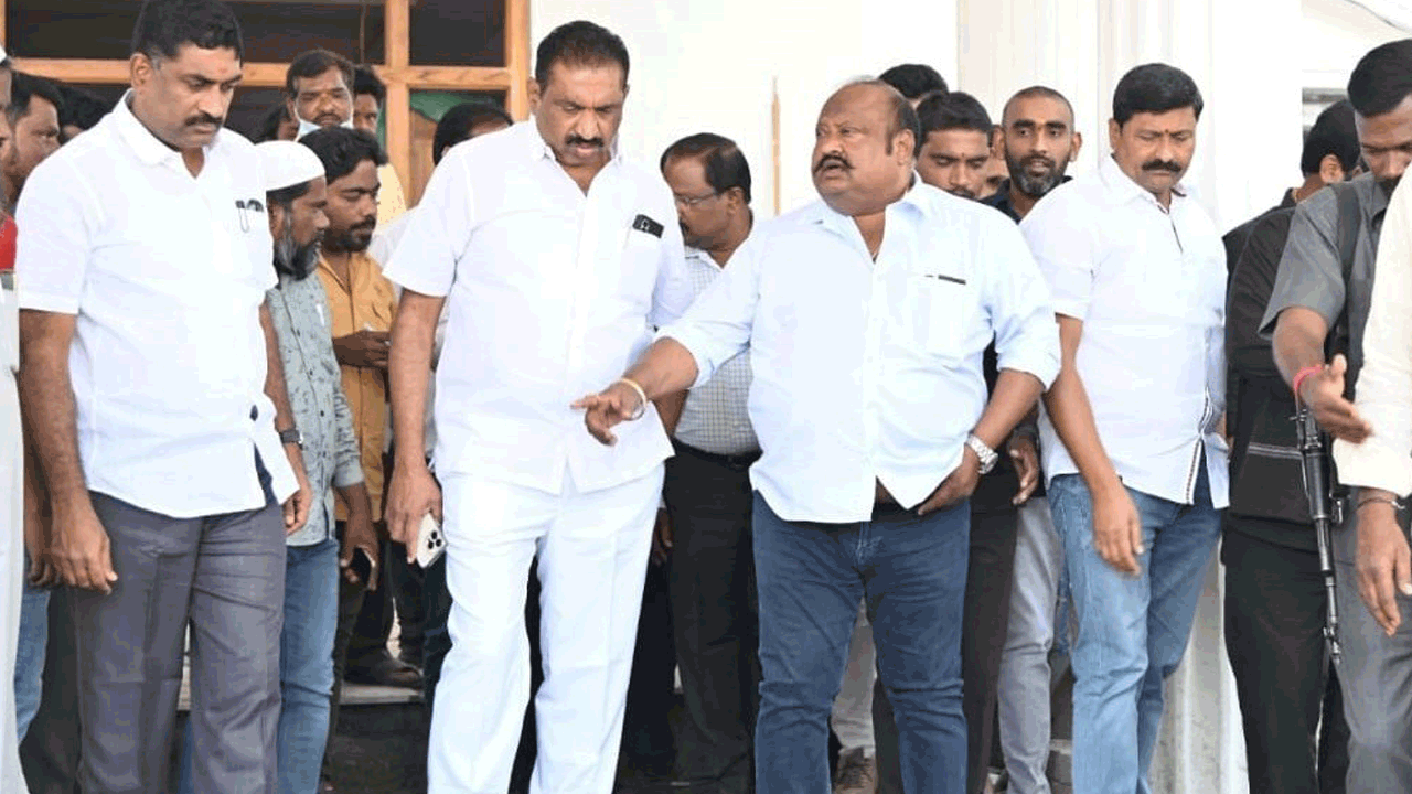 గెస్ట్‌హౌస్‌ నిర్మాణ పనుల్లో వేగం పెంచాలి