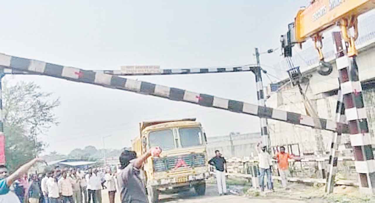 లారీ ఢీకొని విరిగిన రైల్వేగేట్‌ స్తంభం