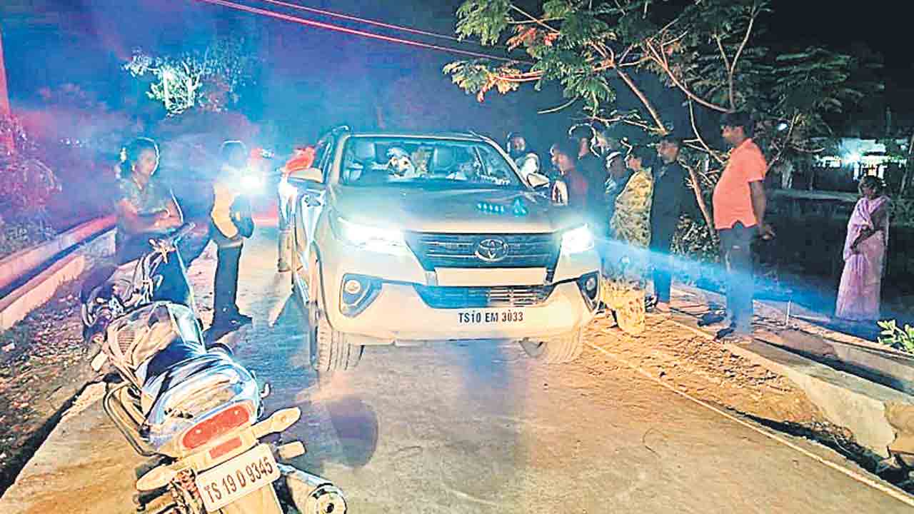 మాజీ ఎంపీ వివేక్‌ని నిలదీసిన గ్రామస్తులు