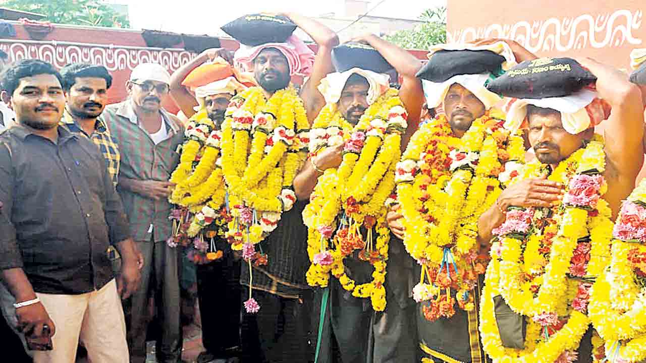 అయ్యప్ప స్వాములకు ముస్లింల వీడ్కోలు