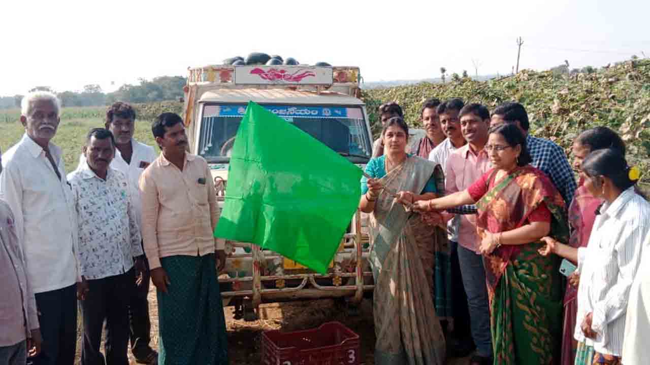 చేన్ల వద్దే మార్కెటింగ్‌ సేవలు