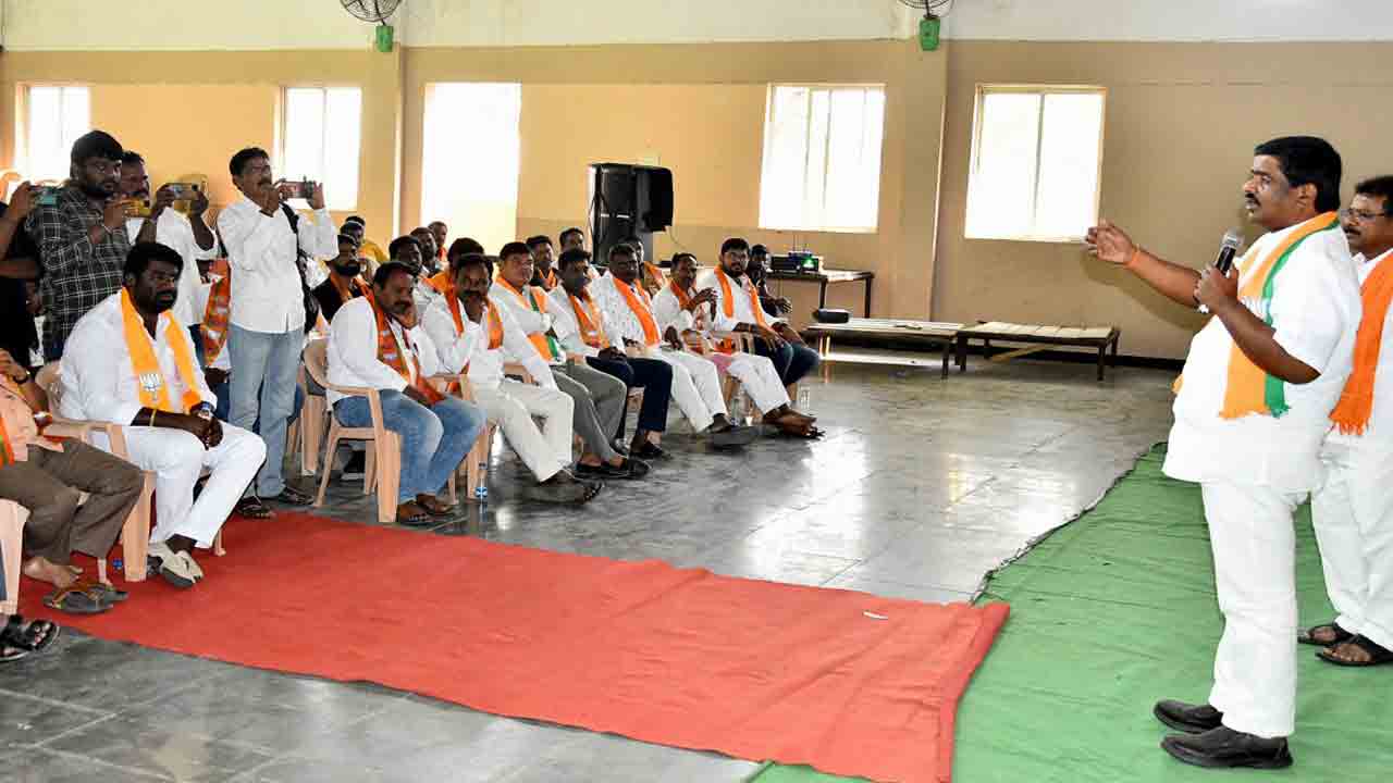 కమలంలో ముసలం