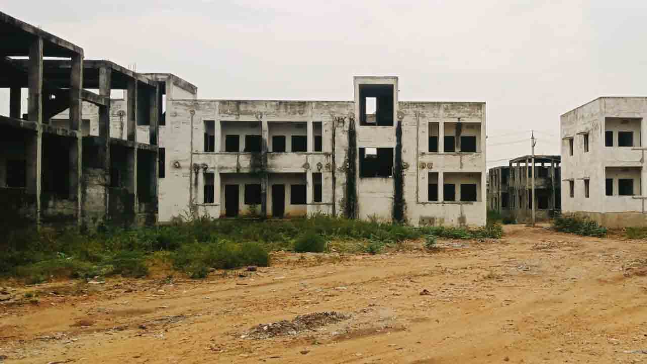 పెండింగ్‌ గృహాల పూర్తికి రూ.30కోట్లు