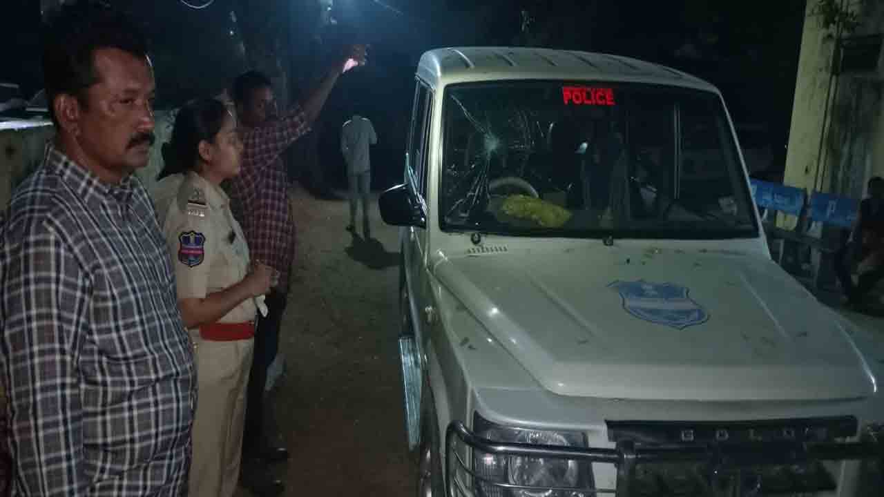 ఎక్సైజ్‌ సిబ్బందిపై సారా తయారీ దారుడి దాడి