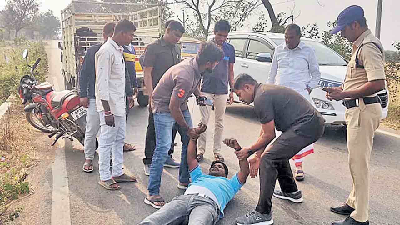 క్షతగాత్రుడిని దవాఖానకు తరలించిన ఎమ్మెల్యే