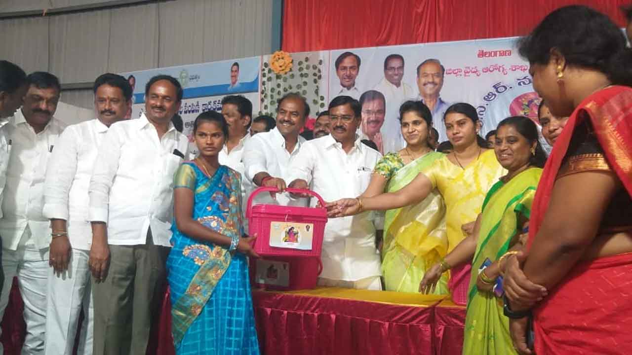 ఆరోగ్యవంతమైన సమాజం కోసం న్యూట్రిషన్‌ కిట్స్‌ : మంత్రి నిరంజన్‌ రెడ్డి