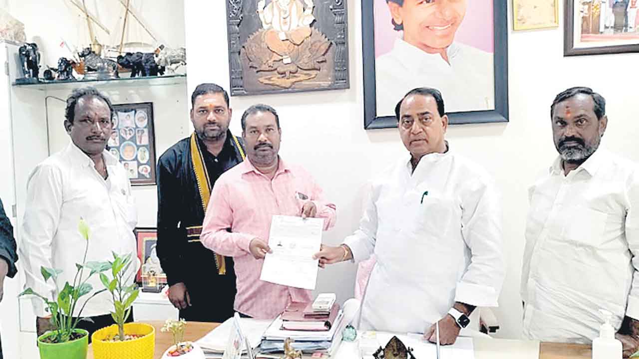 సీఎంఆర్‌ఎఫ్‌ చెక్కు పంపిణీ