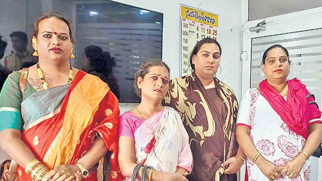 డబ్బులివ్వకుంటే.. రేప్‌ కేసులే..