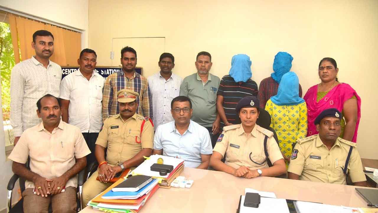 దోపిడీకి పాల్పడిన యువతి అరెస్ట్‌