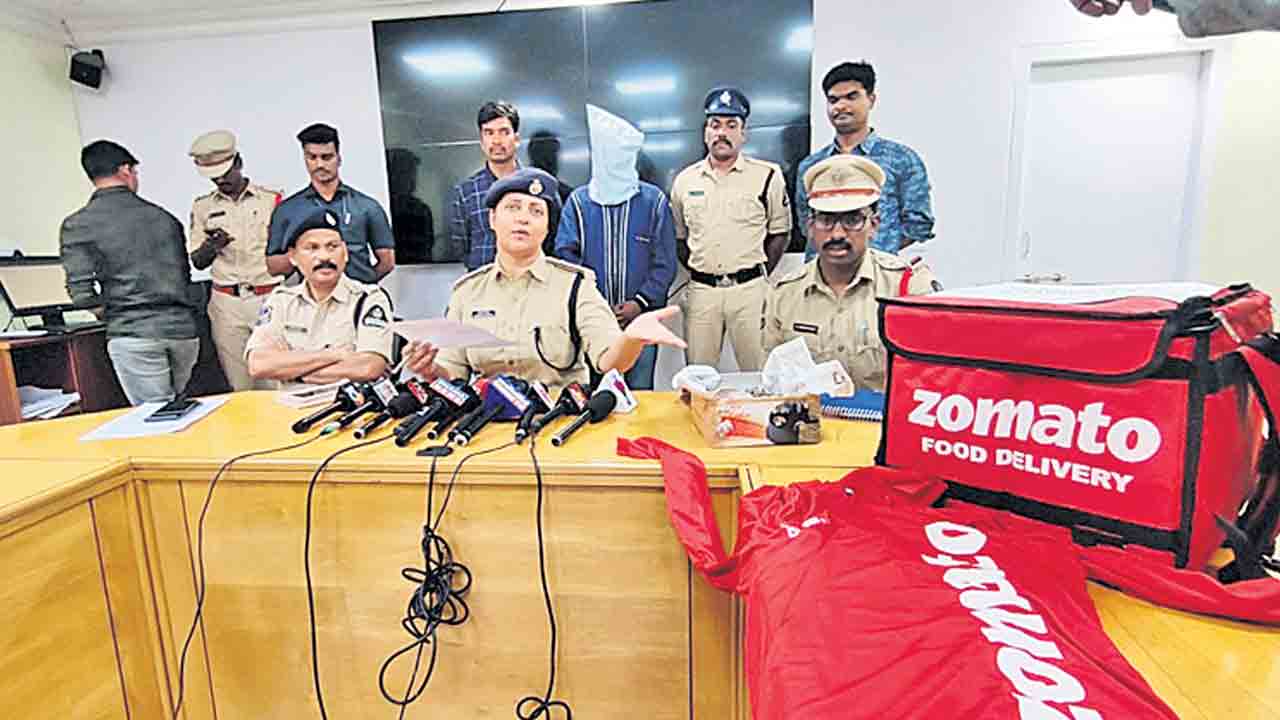 డెలివరీ మాటున.. గంజాయి సరఫరా