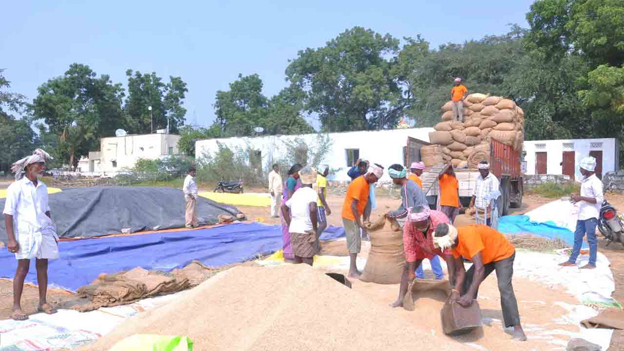 కోతల జోరు.. కొనుగోళ్ల హోరు