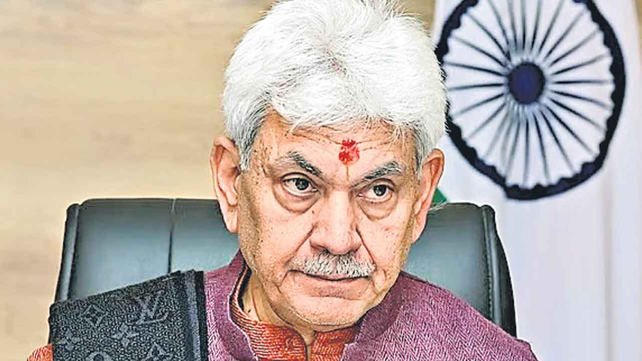 నిరసన చేపడుతున్న పండిట్లకు జీతాలివ్వం