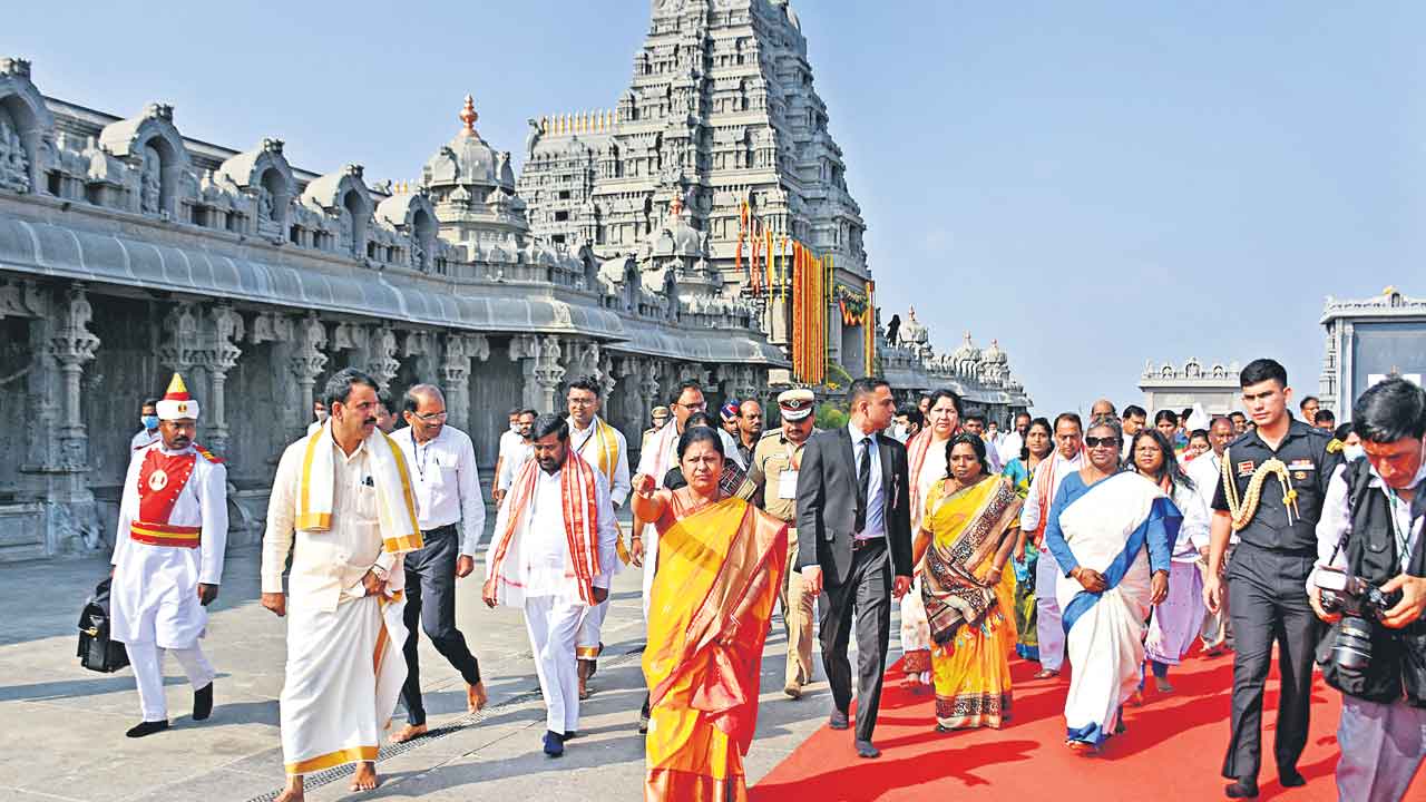 యాదగిరిగుట్ట ఆలయం అద్భుతం