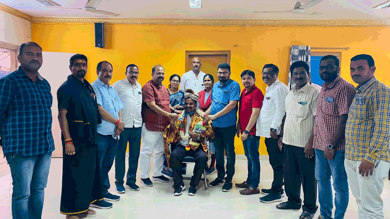 మాస్టర్‌ అథ్లెటిక్స్‌లో ప్రతిభ చూపిన ఉద్యోగికి సత్కారం