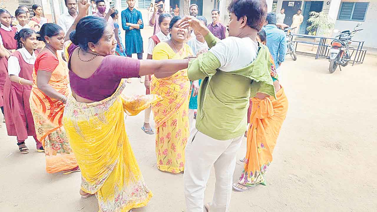 వక్రబుద్ధి టీచర్‌కు దేహశుద్ధి