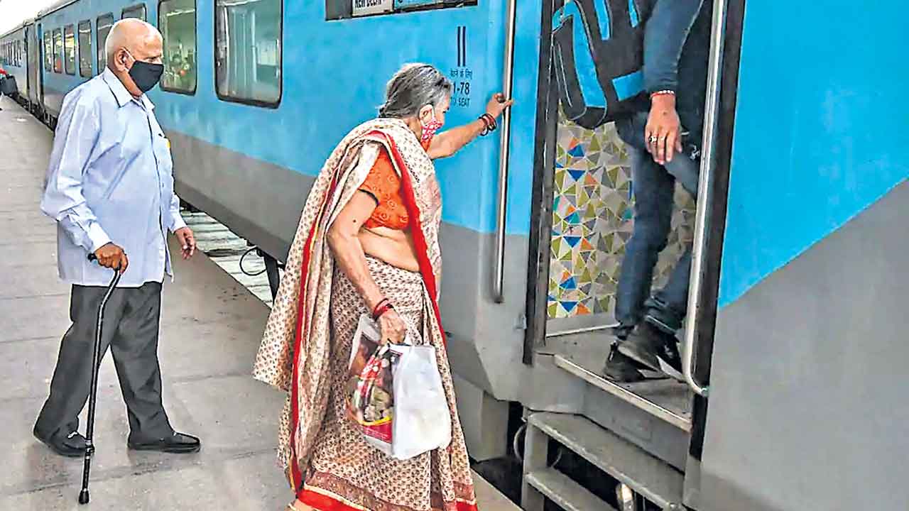 రైళ్లలో వృద్ధులకు రాయితీ ఇవ్వలేం: రైల్వే శాఖ మంత్రి అశ్వినీ వైష్ణవ్‌